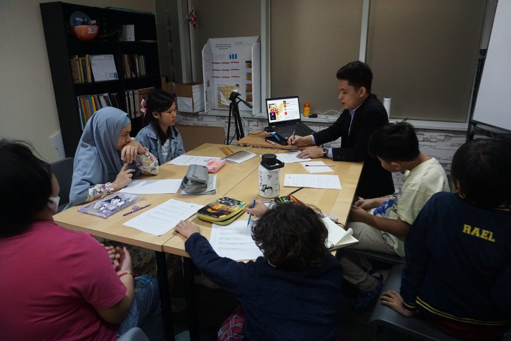 Perbandingan Homeschooling dan Sekolah Formal di Jakarta: Mana yang Lebih Efektif?